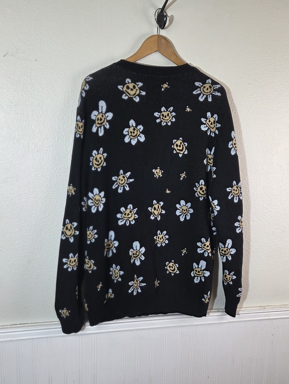 Vans Men’s Large Black Smiley Daisy Cardigan Sweater Cotton V Neck Button Front - Picture 5 of 13